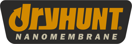 Sigla cu cuvântul „DRYHUNT” cu litere portocalii stilizate și aldine, cu un simbol picătură încorporat în „D”. Mai jos, „NANOMEMBRANA” este scris cu un text alb mai mic. Fundalul este un dreptunghi întunecat, rotunjit.