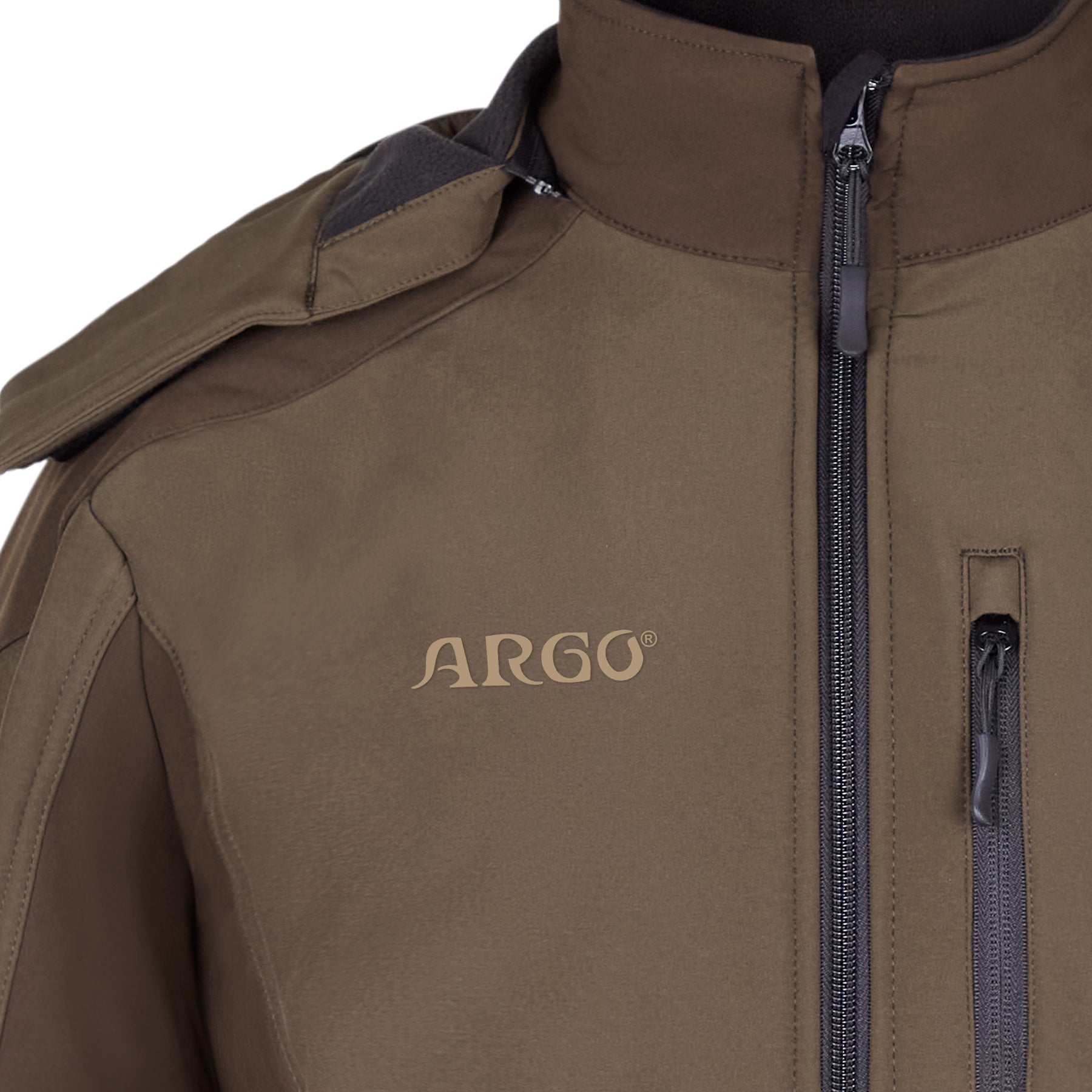 Prim-plan al unui GEACĂ VÂNĂTOARE SOFTSHELL ARGO® maro cu guler înalt, fermoar central și buzunar lateral cu fermoar vertical. Această jachetă elegantă Argo® este rezistentă la vânt și prezintă logo-ul ARGO vizibil pe piept.