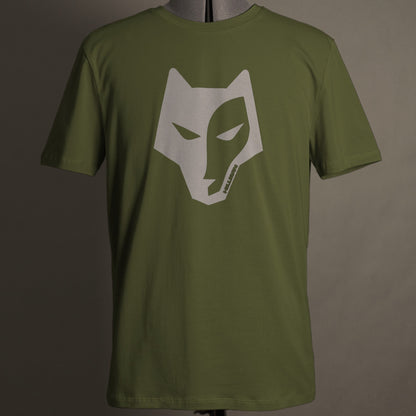 TRICOU ALPHA verde olive de la Hillman - България, realizat din tricou bumbac egiptean, are o imagine centrală stilizată cu chip de lup alb. Afișat pe un manechin pe un fundal simplu, acest design ecologic AlphaMAN face o declarație.