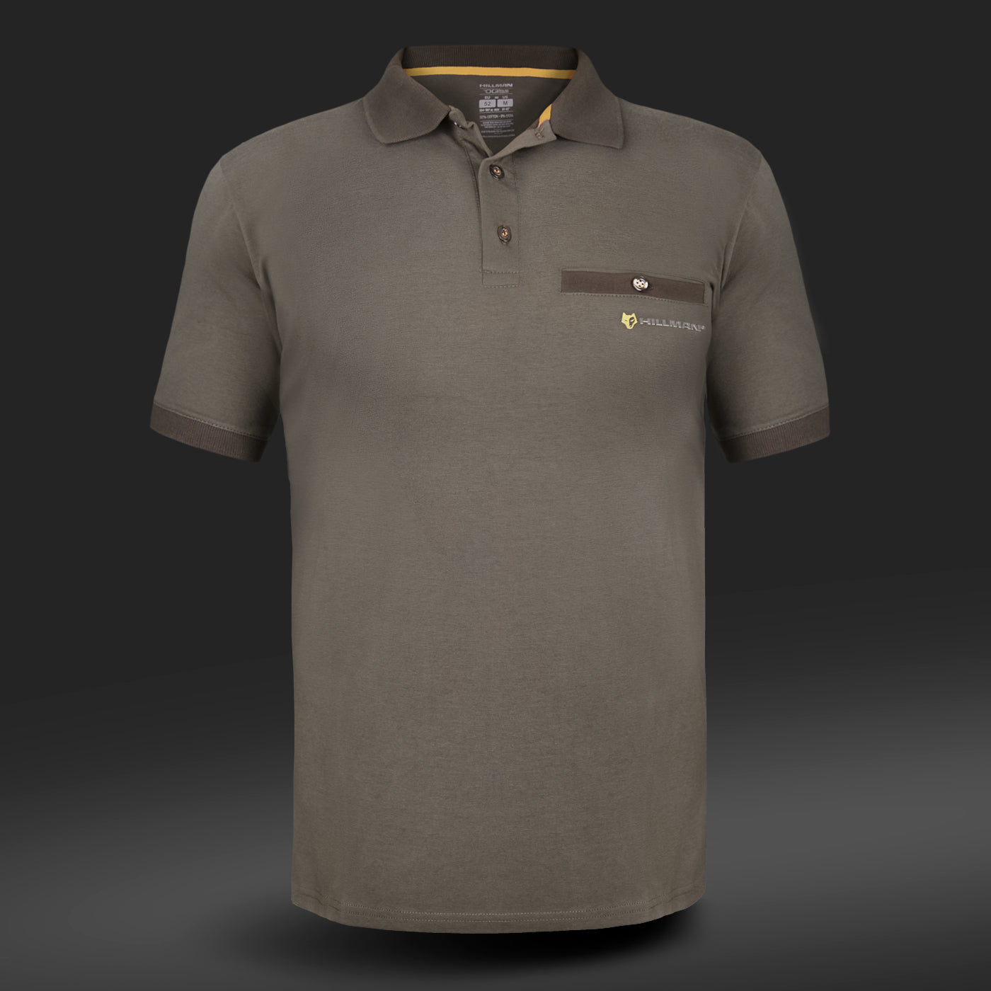 Experimentați măiestria fină cu Hillman® Tricou Vanatoare din Bumbac Polo DGT. Acest polo verde măsliniu, realizat din luxosul Bumbac Egiptean, are un buzunar cu nasturi la piept și broderie subtilă pe un fundal întunecat, cu accente mai închise la guler și marginile mânecilor.